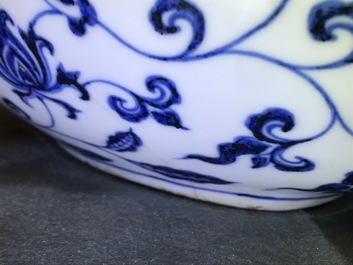 19-20世纪 青花龙纹抱月瓶