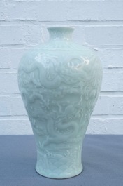Een Chinese celadon vaas met onderglazuur drakendecor, Qianlong merk, 19/20e eeuw