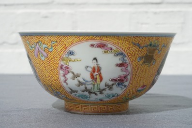 Un bol en porcelaine de Chine famille rose &agrave; d&eacute;cor de m&eacute;daillons, marque de Qianlong, 20&egrave;me