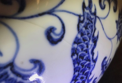 Un vase de forme bouteille en porcelaine de Chine bleu et blanc aux dragons, 19/20&egrave;me