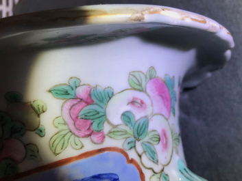 Une paire de vases en porcelaine de Chine famille rose &agrave; d&eacute;cor de cavaliers, 19&egrave;me
