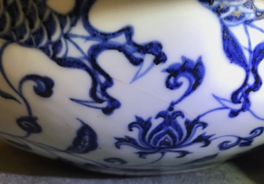 Un vase de forme bouteille en porcelaine de Chine bleu et blanc aux dragons, 19/20&egrave;me