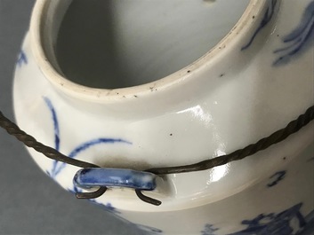 Een grote Chinese blauwwitte theepot met een olifantenparade, 19e eeuw