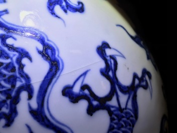 Un vase de forme bouteille en porcelaine de Chine bleu et blanc aux dragons, 19/20&egrave;me