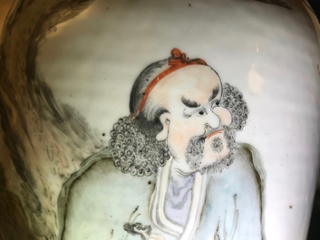 Een fijne Chinese qianjiang cai vaas, 19/20e eeuw