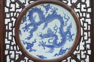 Een Chinees houten tafelscherm met blauwwit drakenmedaillon, Ming en 19e eeuw