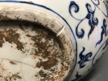 Un vase de forme bouteille en porcelaine de Chine bleu et blanc aux dragons, 19/20&egrave;me