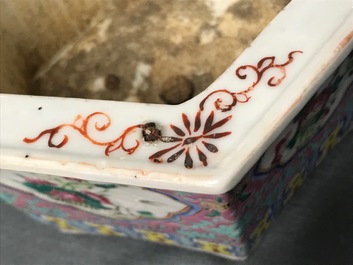 Une paire de jardini&egrave;res en porcelaine de Chine famille rose de style Peranakan, 19&egrave;me
