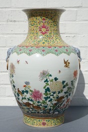 Un vase de forme hu en porcelaine de Chine famille rose &agrave; d&eacute;cor de cailles, marque de Jiaqing, 19/20&egrave;me