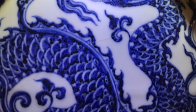 Un vase de forme bouteille en porcelaine de Chine bleu et blanc aux dragons, 19/20&egrave;me