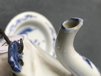 Een grote Chinese blauwwitte theepot met een olifantenparade, 19e eeuw