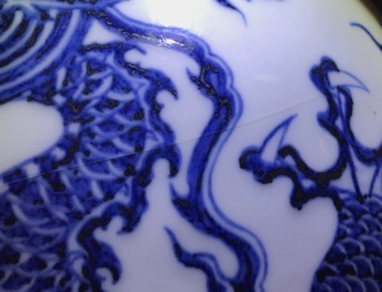 Un vase de forme bouteille en porcelaine de Chine bleu et blanc aux dragons, 19/20&egrave;me