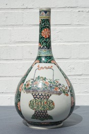 Een Chinese famille verte flesvormige vaas met fijne bloemenmanden, 19e eeuw