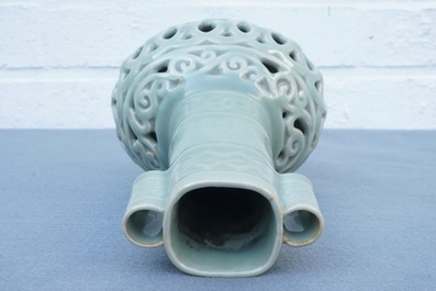 Un vase ajour&eacute; &agrave; double parois en porcelaine de Chine c&eacute;ladon monochrome, 19/20&egrave;me