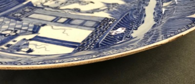 Une paire de plats en porcelaine de Chine bleu et blanc 'La Romance de la chambre de l'ouest', Yongzheng
