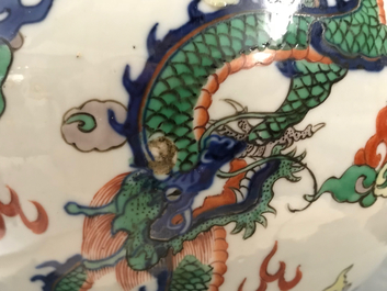 Une paire de vases aux dragons en porcelaine de Chine wucai, marque de Wanli, 19&egrave;me