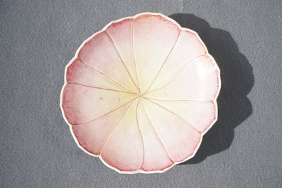 Une grande tasse et soucoupe en porcelaine de Chine famille rose en forme de magnolia, Yongzheng