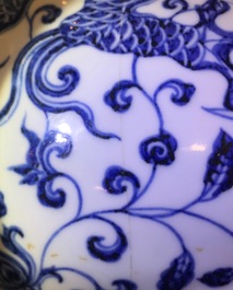 A Chinese blue and white bottle vase with dragons, 19/20th C.