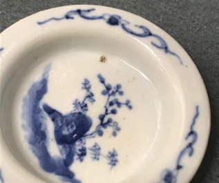 Une grande th&eacute;i&egrave;re en porcelaine de Chine bleu et blanc &agrave; d&eacute;cor d'une parade, 19&egrave;me