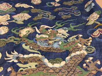 Une robe en kesi &agrave; d&eacute;cor de huit dragons &agrave; cinq griffes sur fond bleu, Chine, 19&egrave;me