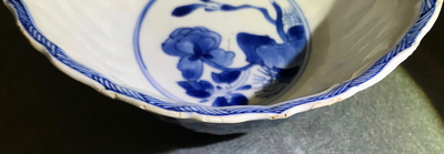 Une paire de bols lob&eacute;s aux ph&eacute;nix en porcelaine de Chine bleu et blanc, Kangxi