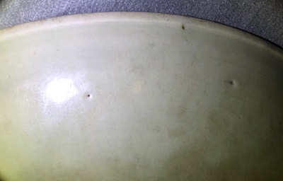 Un tr&egrave;s grand plat en porcelaine de Chine c&eacute;ladon de Longquan &agrave; d&eacute;cor incis&eacute;, Ming