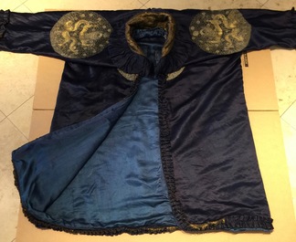 Een mantel samengesteld uit keizerlijke Chinese emblemen met draken in gouddraad op een blauwe zijden fond, 19e eeuw