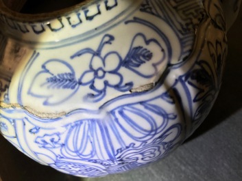 Un pot &agrave; vin et son couvercle en porcelaine de Chine bleu et blanc de type kraak, Wanli