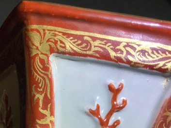 Une paire de vases &agrave; double parois en porcelaine de Chine famille rose, Yongzheng