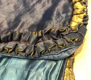 Un manteau en soie bleue aux m&eacute;daillons de dragons imp&eacute;riaux en fil d'or, Chine, 19&egrave;me