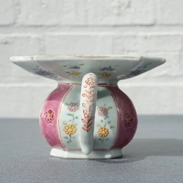 Un crachoir en porcelaine de Chine famille rose, Yongzheng/Qianlong