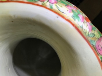 Trois vases en porcelaine de Chine famille rose de Canton, 19&egrave;me