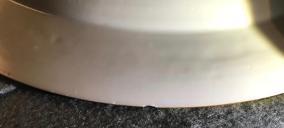 Un plat armori&eacute; en porcelaine de Chine de style Imari, Kangxi