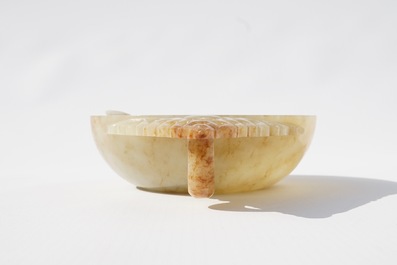 A Chinese russet jade bowl with triangular handle, 19/20th C.