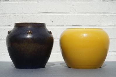 Deux pots en porcelaine de Chine monochrome de couleurs aubergine et jaune, 19/20&egrave;me