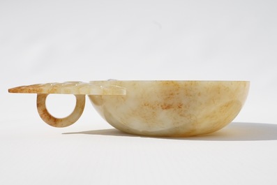 A Chinese russet jade bowl with triangular handle, 19/20th C.