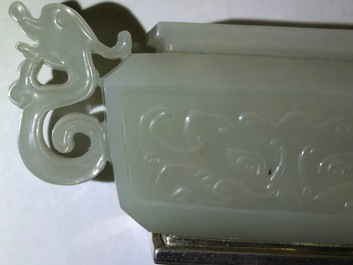 Une th&eacute;i&egrave;re 'dragon et ph&eacute;nix' en jade mont&eacute; d'argent, Chine, 19&egrave;me