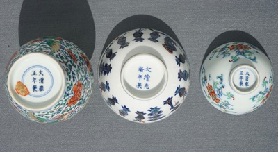 Deux bols et un vase en porcelaine de Chine doucai, marques de Yongzheng et Qianlong, 19/20&egrave;me