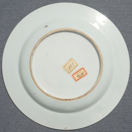 Une assiette en porcelaine de Chine famille rose, Yongzheng/Qianlong