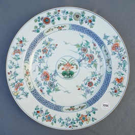 Une paire de plats en porcelaine de Chine doucai, Kangxi