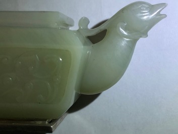 Une th&eacute;i&egrave;re 'dragon et ph&eacute;nix' en jade mont&eacute; d'argent, Chine, 19&egrave;me