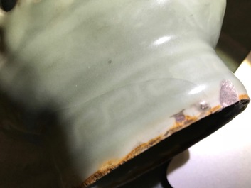 Een Chinese ajour bewerkte en dubbelwandige celadon vaas, 19/20e eeuw