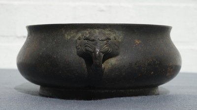 Een Chinees bronzen wierookvat met olifantenkoppen als oren, qianqing gongbao merk, Ming