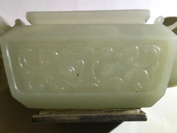 Une th&eacute;i&egrave;re 'dragon et ph&eacute;nix' en jade mont&eacute; d'argent, Chine, 19&egrave;me