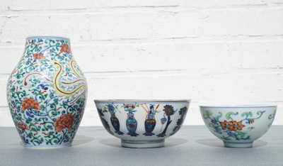 Deux bols et un vase en porcelaine de Chine doucai, marques de Yongzheng et Qianlong, 19/20&egrave;me