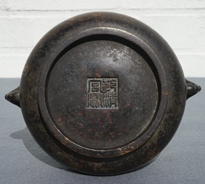 Un br&ucirc;le-parfum en bronze aux prises en forme d'&eacute;l&eacute;phants, marque de qianqing gongbao, Ming