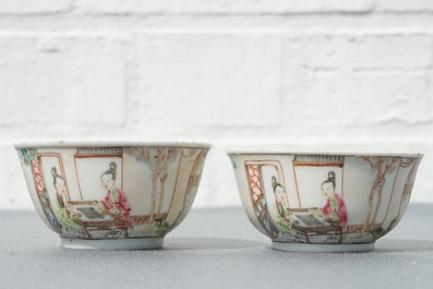 Une paire de tasses et soucoupes en porcelaine de Chine famille rose, Yongzheng/Qianlong