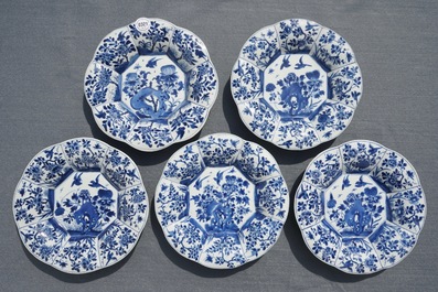 Cinq assiettes polylob&eacute;es en porcelaine de Chine bleu et blanc, Kangxi