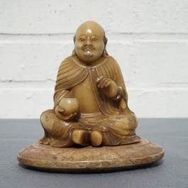 A Chinese carved Shoushan soapstone figure on inscribed base, 19/20th C.