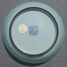 Une assiette monochrome clair de lune en porcelaine de Chine, marque Qianlong, 19/20&egrave;me